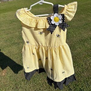 Counting Daisies yellow seersucker dress with bees 4T VGUC
